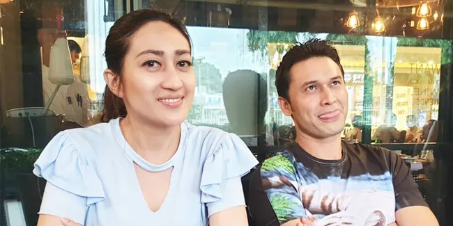 Tangan Digandeng Mesra, Indra Bruggman Goda Sang Mantan