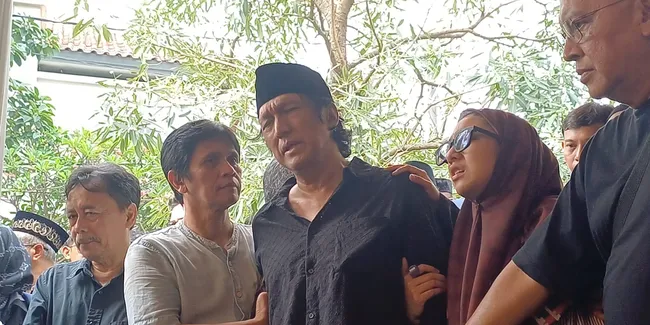 Tangis Ikang Fawzi Saat Antar Marissa Haque ke Mobil Jenazah: Istri Saya Tercinta, ya Allah