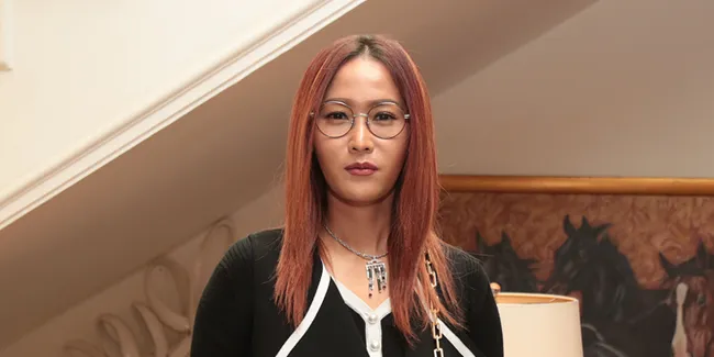 Tanpa Make Up, Inul Daratista Bantu ART Bersih-Bersih Rumah