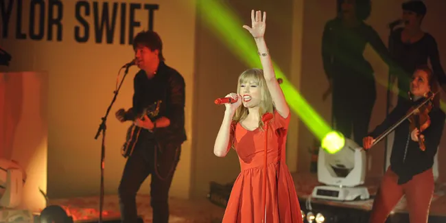 Taylor Swift, Penyanyi Berpenghasilan Terbesar Tahun 2013-2014