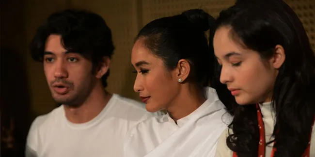 Teater 'Bunga Penutup Abad' Dibintangi Reza Rahardian &#38; Chelsea