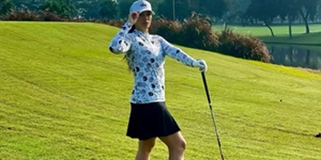 Terbang ke Jogja Demi Main Golf di Bawah Merapi, 7 Potret Ussy Sulistiawati yang Body Goals Karena Hobi Olahraga