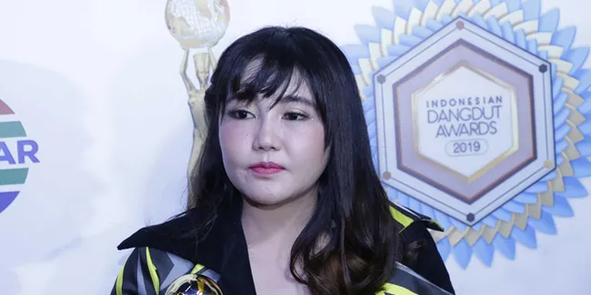 Teringat Perjuangan Ibu, Via Vallen Berlinang Air Mata di Panggung 'The Next Didi Kempot'