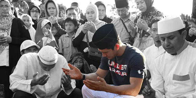 Terpukul Atas Kepergian Sang Ayah, Iko Uwais Hindari Awak Media