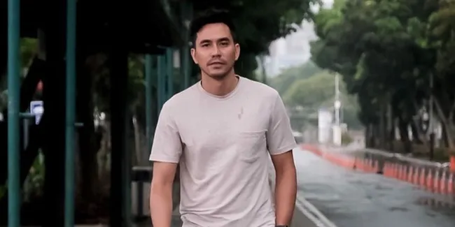 Tetap Sehat dan Bugar di Tengah Pandemi, Ini yang Dilakukan Darius Sinathrya