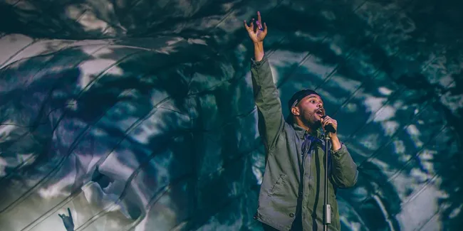 The Weeknd Nangis Saat Bawakan Lagu Tentang Selena Gomez Di Panggung Coachella 2018!