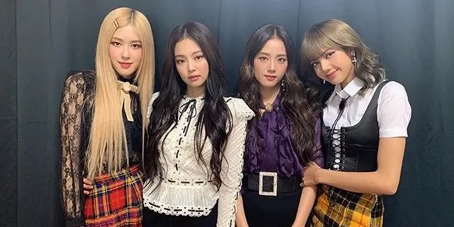 Tiba di Bandara Soekarno Hatta, BLACKPINK Disambut Para BLINK dan Berjalan Dikelilingi Petugas Keamanan