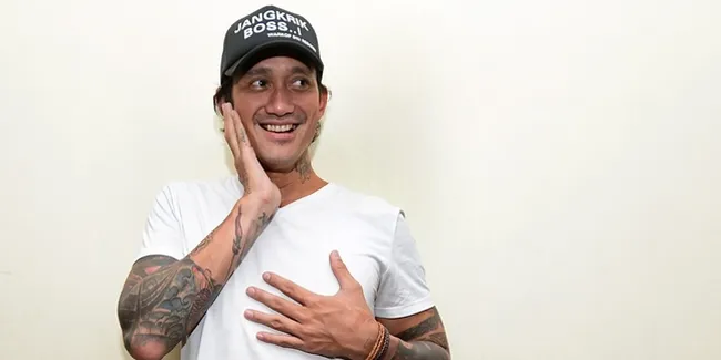 Tora Sudiro: Unik, Aming Feminin Istrinya Tomboi Kelas Berat