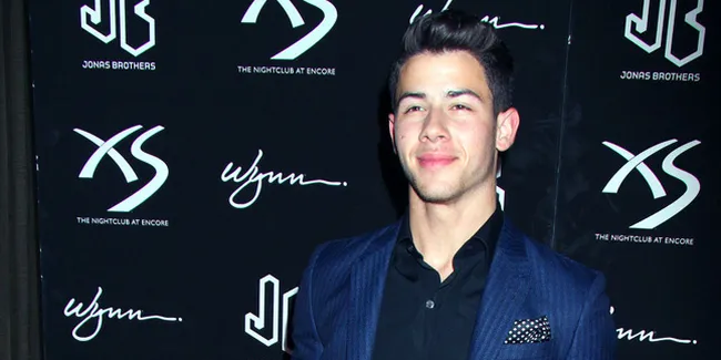 Ultah, Nick Jonas Dapat Kado Ciuman Mesra Dari Miss Universe