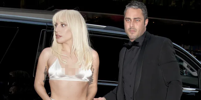 Umbar Kemesraan, Lady Gaga - Taylor Kinney Ciuman di Red Carpet