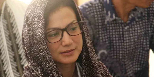 Umroh, Wanda Hamidah Berdoa Sambil Meneteskan Air Mata