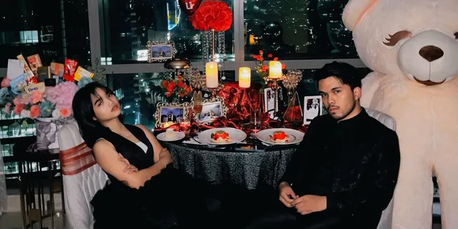 Unggah Foto Bersama Dengan Cincin, Thariq Beneran Sudah Melamar Fuji?