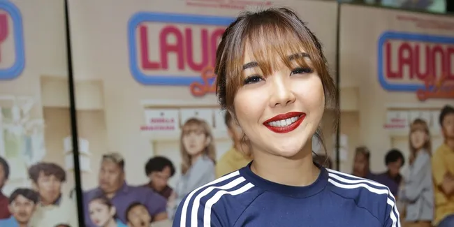 Unggah Foto Hitam Putih, Caption Gisel Bikin Sedih