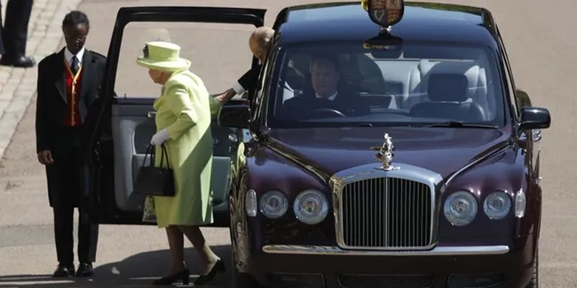 Ungkap Alasan Mengapa Ratu Elizabeth Selalu Kenakan Pakaian Berwarna Terang