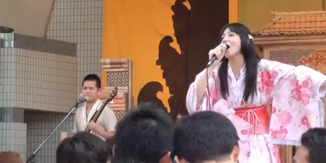 Unik, Cewek Jepang Nyanyi 'Keong Racun'