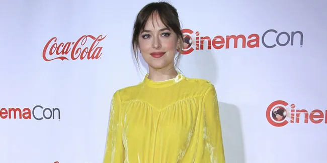Usai Cium Pria Lain, Dakota Johnson Kembali Kencani Chris Martin