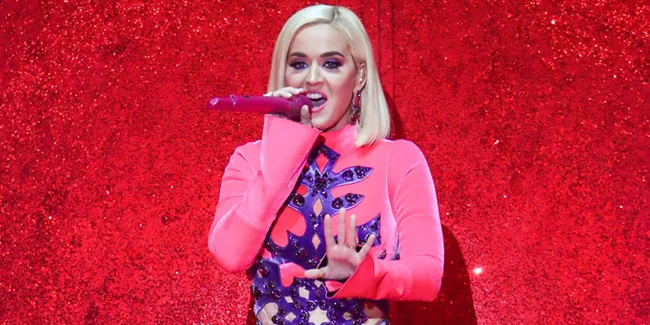 Usai Umumkan Kehamilan, Katy Perry Lega Nggak Perlu Tahan Perut Lagi