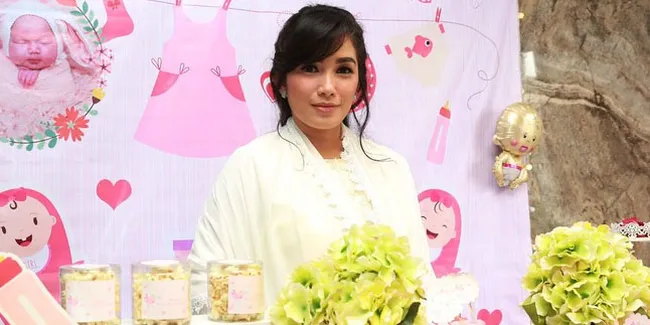 Ussy Sulistiawaty & Andhika Berbagi Cerita Keseruan Merawat Sheva