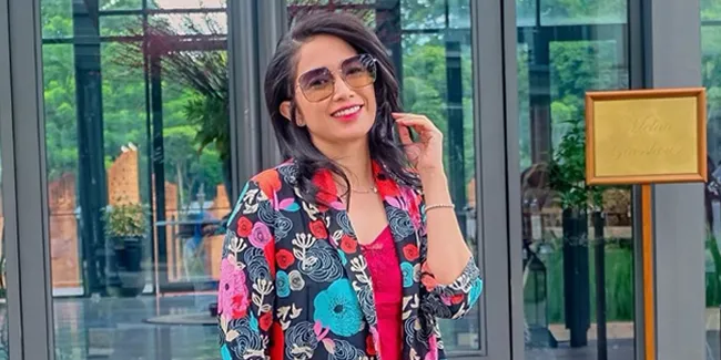 Ussy Sulistiawaty Ngidam Nasi Uduk, Belinya Harus Naik Mobil Porsche Sport