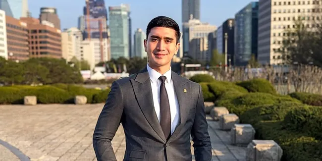 Verrell Bramasta Dicubit hingga Dicium Fans Saat Liburan ke Singapore