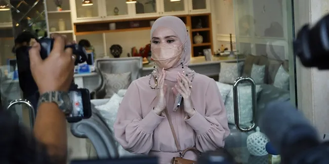 Vicky Prasetyo Resmi Divonis 4 Bulan Penjara, Angel Lelga Langsung Sujud Syukur