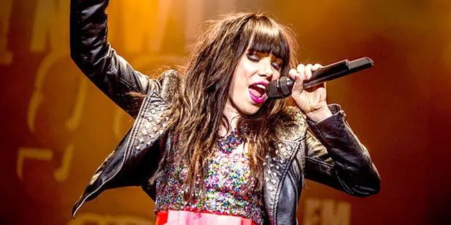 [Video] Carly Rae Jepsen Terjebak 'Friendzone' di Klip 'Tonight I'm Getting Over You'