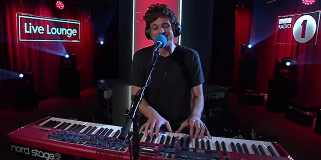 VIDEO: Cover Lagu The 1975, Charlie Puth Tampilkan Perform Manis!