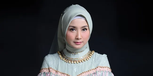 Video Haru Desy Ratnasari di Pemakaman Sang Paman, Menangis Peluk Jenazah untuk Terakhir Kalinya