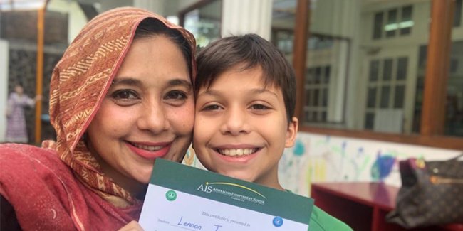 Video Lennon Tramp Putra Ayu Azhari Saat Kumandangkan Adzan Bikin Netizen Takjub