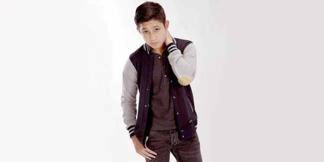 [Video] Nyanyi di Stasiun Radio, Suara Teuku Rassya Cakep!