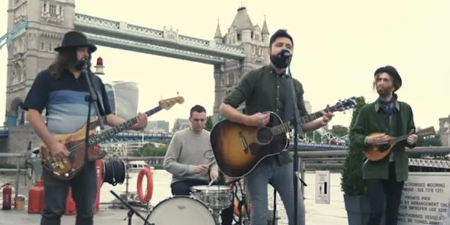 VIDEO: Passenger Cover 'Losing My Religion' Dari REM, Bikin Adem!