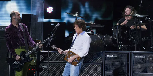 [Video] Paul McCartney Nyanyikan Lagu The Beatles Bareng Nirvana