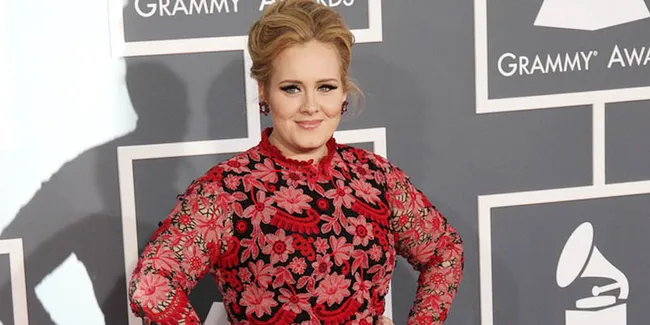 [Video] Saat Adele Diberi Gelar 'MBE' Oleh Pangeran Charles!