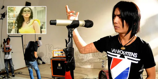 [Video] Sebar Pin BB, Cewek Ini Ingin Curi Perhatian Charly Setia Band