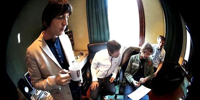 [Video] 'Second Bite of The Apple', Psychedelic ala Beady Eye