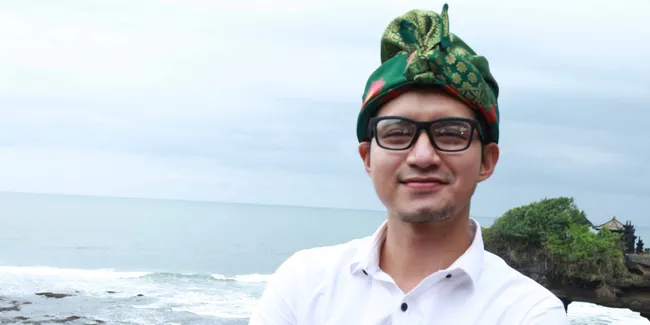 Video Shalat di Kereta Menjadi Viral, Chand Kelvin Rupanya Seseorang Yang Religius