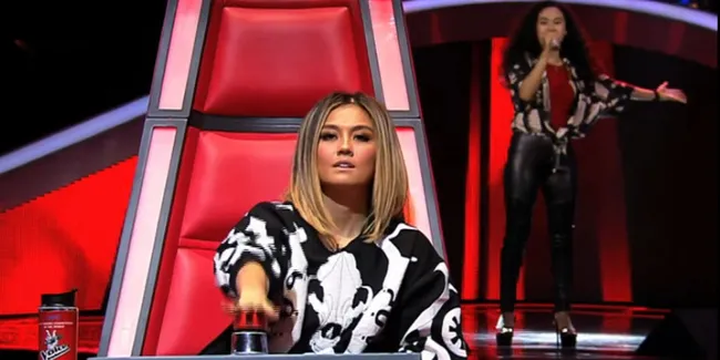[Video] Suara Keren Cewek Ini Bikin 4 Coach Pencet Tombol!