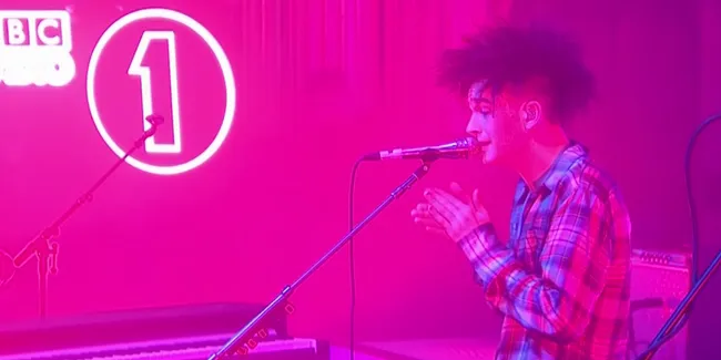 VIDEO: The 1975 Cover Manis 'What Makes You Beautiful' 1D
