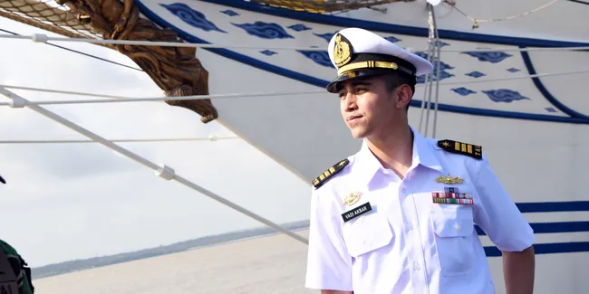 Vidi Aldiano Bangga Lihat Adik Tampil Mengenakan Seragam Kapten Angkatan Laut
