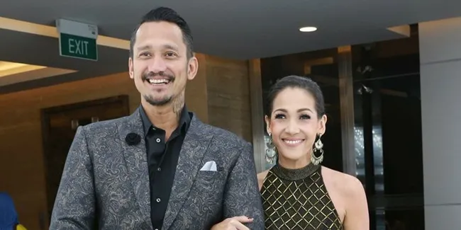 Wedding Anniversary Ke-9, Mieke Amalia Beri Tora Sudiro Siomay Pakai Lilin