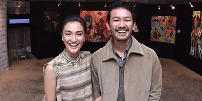 Wedding Anniversary, Rio Dewanto Untuk Pertama Kalinya Dalam 4 Tahun Pacaran &#38; 7 Tahun Menikah Beri Bunga Untuk Atiqah Hasiholan