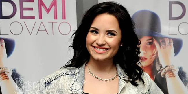 Apa Saja Isi E-Book Terbaru Milik Demi Lovato?