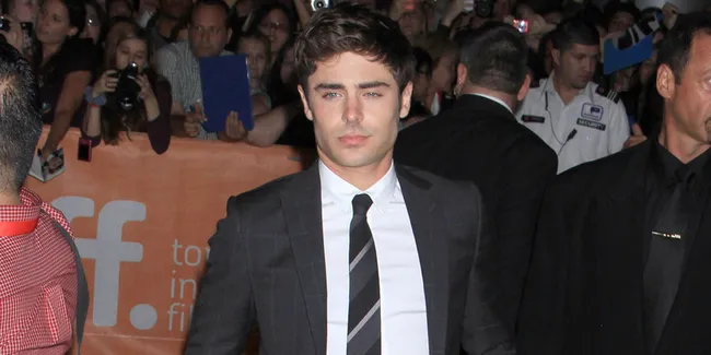 Zac Efron 'Ditelanjangi' di Panggung MTV Movie Awards