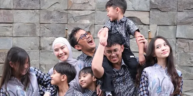 Zaskia Adya Mecca Dampingi 5 Anak Sekolah Online Imbas Abu Anak Krakatau