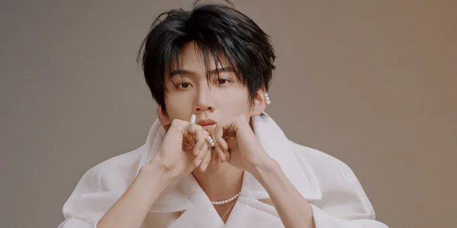 Zhou Keyu Tampil di Double Cover NYLON China April, Konsep "Anak Laki-Laki Menangkap Angin" Viral