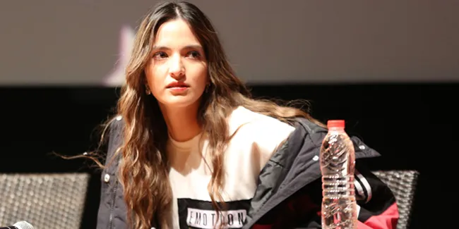 Ziarah ke Makam Sang Ayah, Nia Ramadhani Nangis Cerita Saat-Saat Terakhir Sebelum Mendiang Meninggal Dunia