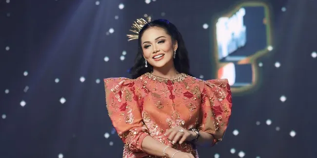 10 Potret Elegan Kris Dayanti Saat Pakai Batik, Perpaduan Tradisi dan Kesopanan