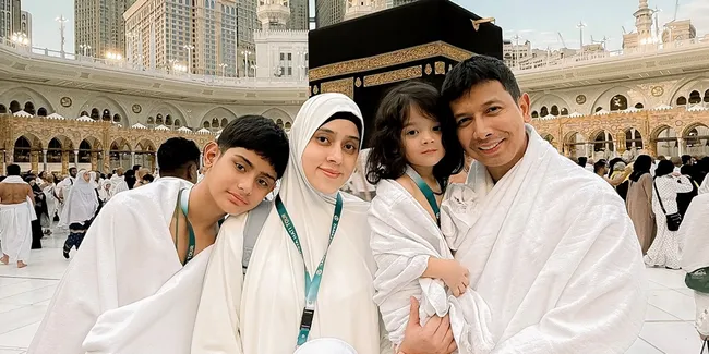 10 Potret Fairuz dan Keluarga Umrah, King Faaz Nangis Depan Ka'bah