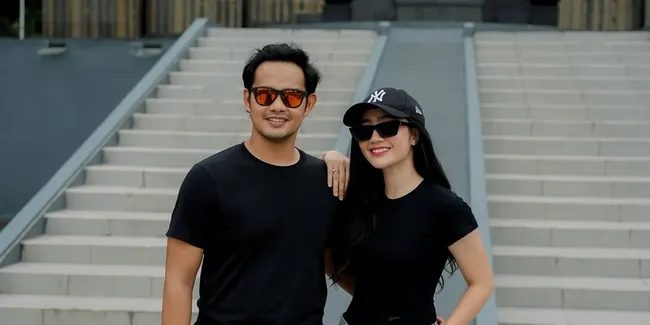 10 Potret Febby Rastanty Naik Tank & Belajar Nembak Bareng Suami Polisi, Berasa Lara Croft