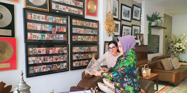 10 Potret Ruang Music Corner Rumah Hetty Koes Endang, Penuh Penghargaan dan Karya yang Dipajang